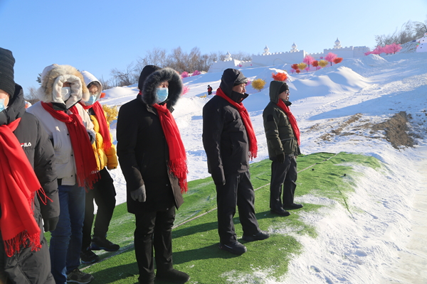 21.集团副董事长马秉臣等辅导视察雪场_副本.jpg