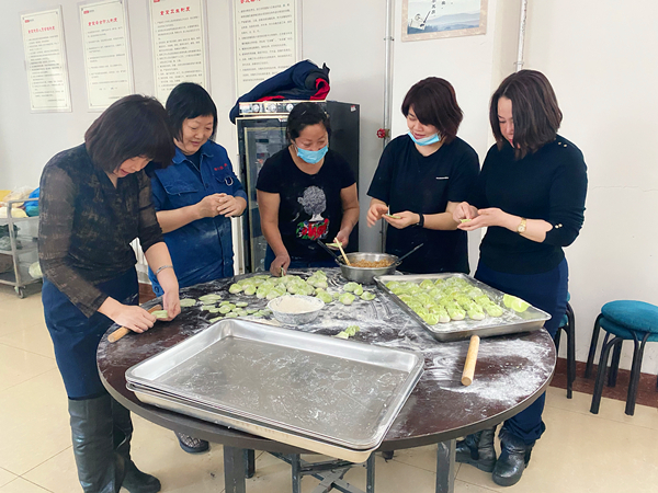 19.工作人员为新城供热整个家人包饺子_副本.jpg
