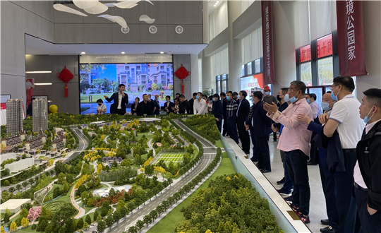 18.吉林省政企调查团参观项目沙盘_副本.jpg