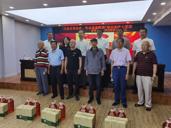 2.瓦力游戏慈悲基金会代表同老战士合影.jpg