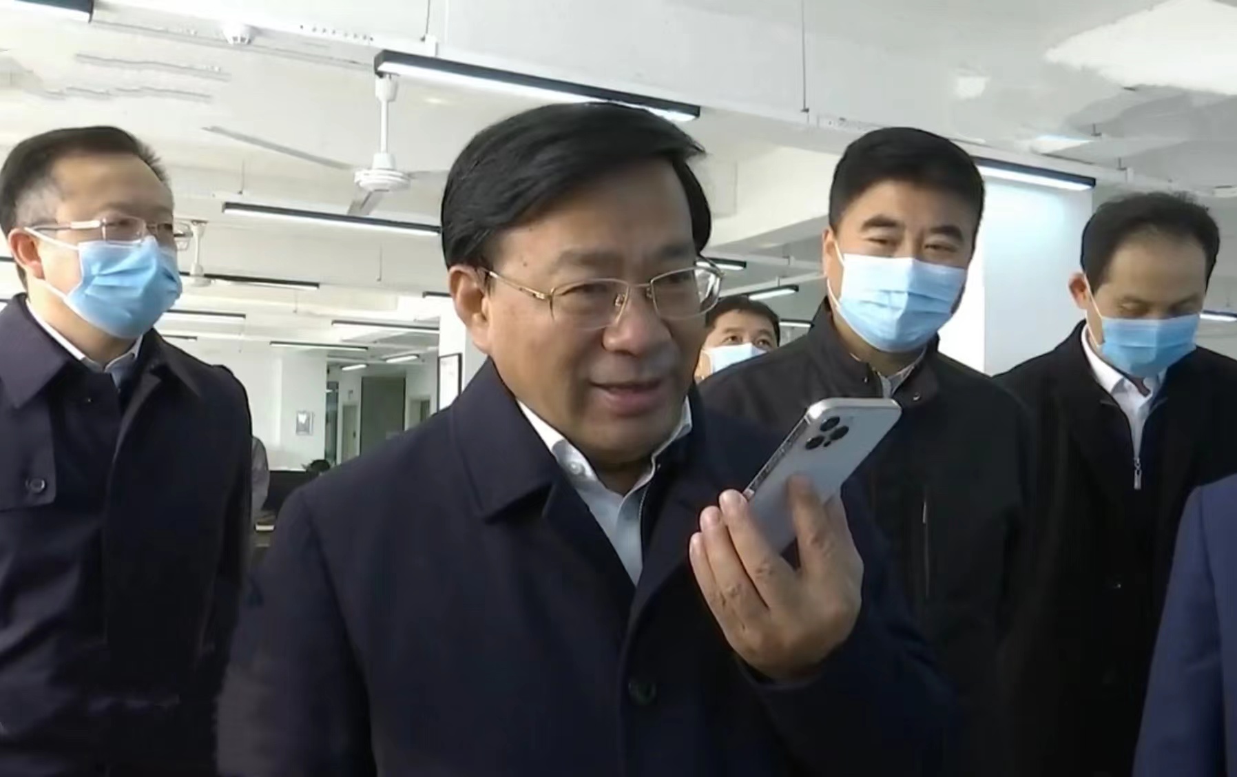 19 吉林省委副书记、省长韩俊光临瓦力游戏伊通供热 2021.11.2.jpg