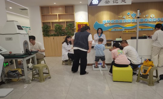 15.医疗公司“科学评估，助力成长”儿童义诊活动现场_副本.jpg